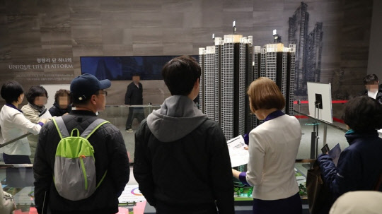 분양 불패 지역인 서울의 청약 열기가 꺾이면서 청약 당첨 커트라인이 50점대를 회복하지 못하고 있다.<연합뉴스>